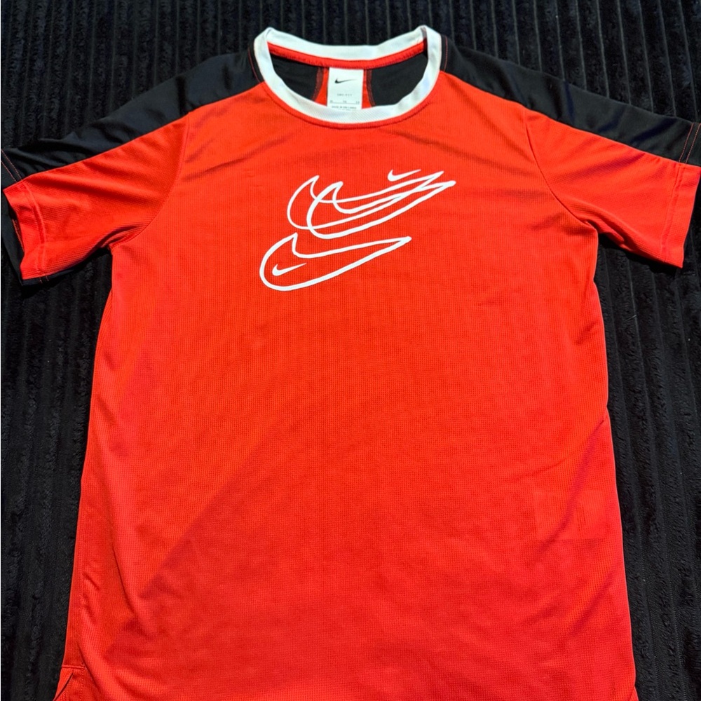 Nike Men's Red and Black Short Sleeve Tee